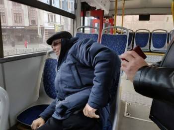 Пассажиры без масок в общественном транспорте рискуют нарваться на штраф в 30 тысяч рублей