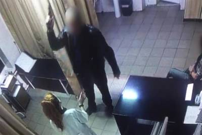 На Украине мужчина ночью пришел в больницу с пистолетом