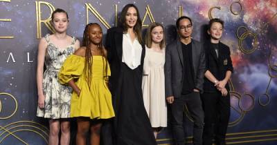 Джоли с детьми, Сальма Хайек с дочерью и прочие гости на премьере "Вечных" в Лондоне (видео)