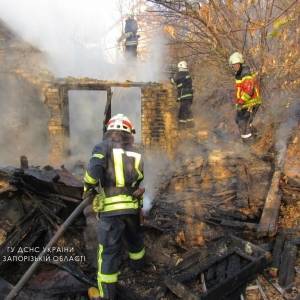 В Днепровском районе Запорожья мужчина пострадал во время пожара в доме. Фото