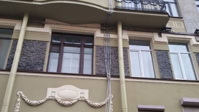 В Петербурге начнут принудительно окрашивать оконные рамы в домах-памятниках