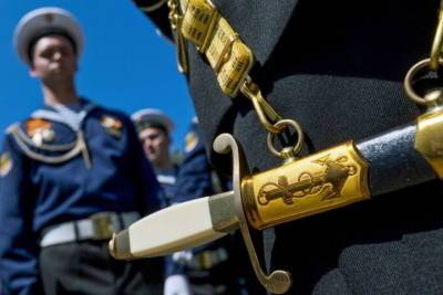 Офицерам Северного флота разрешили носить кортики пожизненно