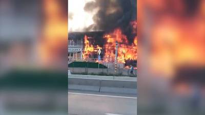 В Краснодаре горит трехэтажный магазин (видео)