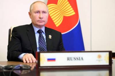 Путин призвал медиков просвещать россиян о важности вакцинации от COVID-19