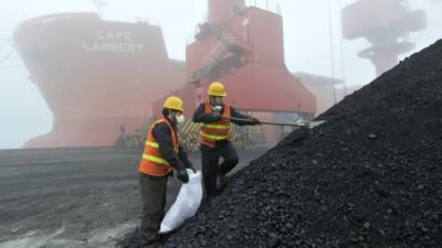 Китай вручную опускает цены на уголь и втрое нарастил поставки из России