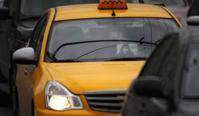 "Эх, прокачу!" Средняя зарплата таксистов в Москве достигла 135 тысяч рублей