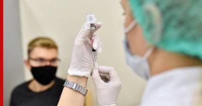 Решение об обязательной вакцинации в России пока не принималось, заявил Песков