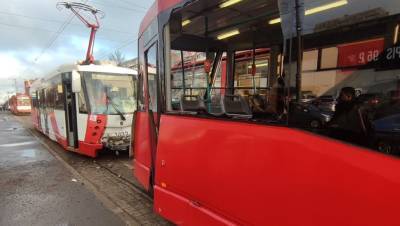 16 пострадавшим в аварии с трамваями в Петербурге окажут помощь