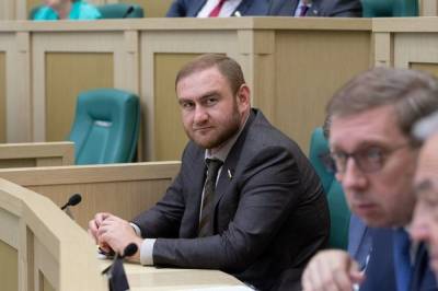 Суд оставил в СИЗО экс-сенатора Арашукова и его отца