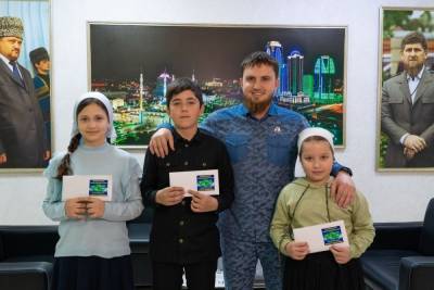 Девочка из Грозного получила 500 тыс. рублей за стихотворение о Кадырове