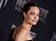 Вместо черного: очень яркая Анджелина Джоли в платье самого модного цвета 2021