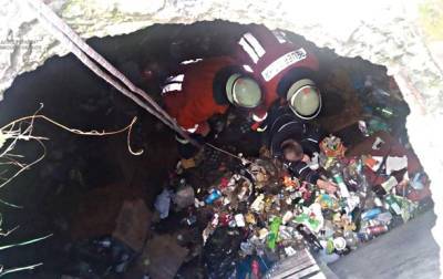 На Львовщине спасатели достали людей из 4-метровой мусорной ямы - korrespondent.net - Украина - Одесса - Львовская обл.
