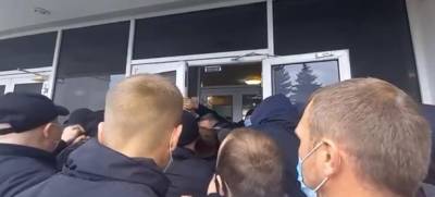 Под Киевом ветераны АТО и ООС блокировали горсовет из-за земельных вопросов (видео)