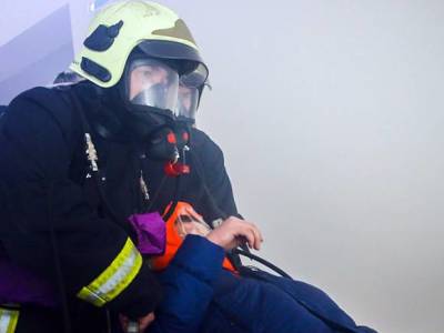 В жилом доме в Бирюлево горит квартира, спасены уже пять человек