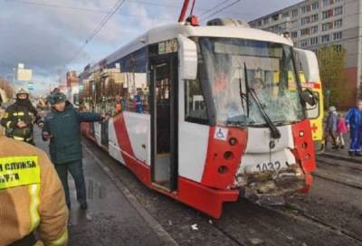 В результате столкновения трамваев в Петербурге пострадали 16 человек