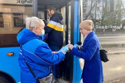 В ржевских автобусах пассажирам раздают бесплатные маски