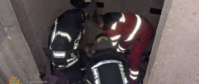 В Краматорске девушка упала с 6-го этажа в шахту лифта недостроя