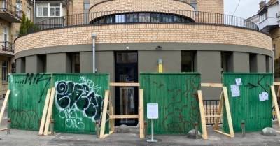 Привлечь внимание: три киевских ресторана обнесли строительным забором