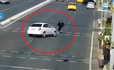 Водитель "Ласетти" решил резко свернуть прямо на пешеходном переходе и сбил человека. Видео