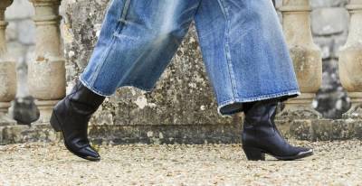 Как правильно подбирать обувь к джинсам осенью