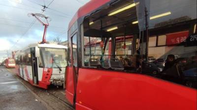 Страховая обещала компенсировать ущерб пассажирам после столкновения трамваев в Петербурге