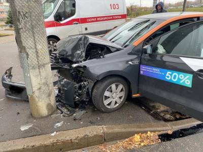 Автомобиль Anytime врезался в столб в Минске