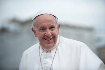 Папа Римский получил третью прививку от COVID-19 и мира