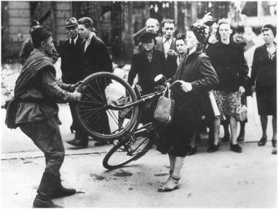 «Советский солдат «изымает» велосипед у немки»: загадка скандального фото - Русская семерка