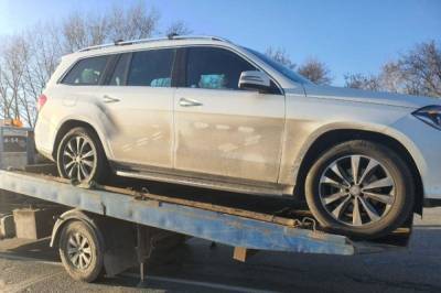 Семья с тремя детьми едва не погибла после отказа двигателя Mercedes на трассе под Новосибирском