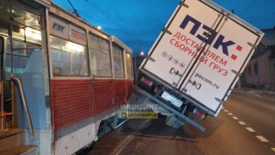 В Новосибирске грузовик врезался в трамвай