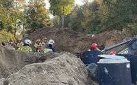 Не могли откопать больше двух часов: в Польше под завалами земли погиб украинец