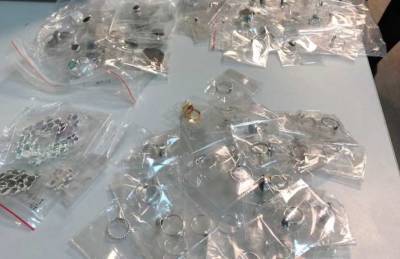 В «Борисполе» обнаружили почти килограмм бриллиантов и ювелирных изделий