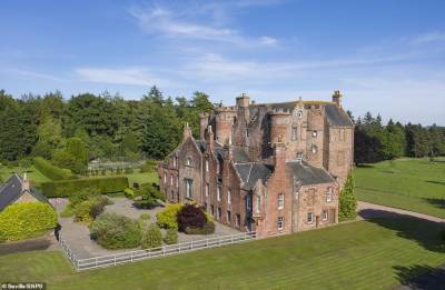 В Шотландии выставлен на продажу замок с собственным озером