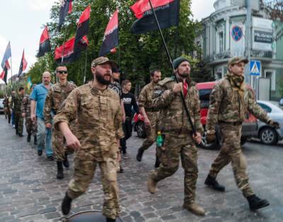 Западные инструкторы выращивают украинских неонацистов