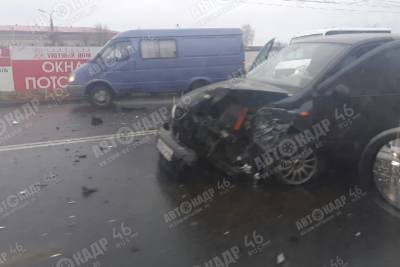 В Курске в ДТП с тремя автомобилями Lada на Малых ранен 51-летний водитель