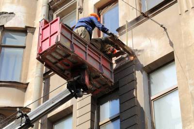 В центре Петербурга рискуют рухнуть аварийные балконы на Марата