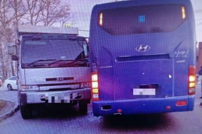 В Хабаровске 73-летний водитель междугороднего автобуса врезался в грузовик