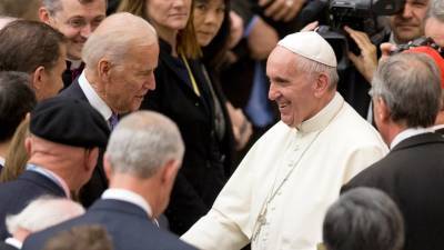 Ватикан отменил прямую телетрансляцию встречи Байдена с папой Франциском