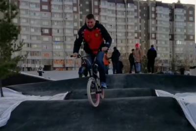 «Поймал волну»: эффектные трюки на велосипеде выполнил мэр Красноярска на новом памп-треке