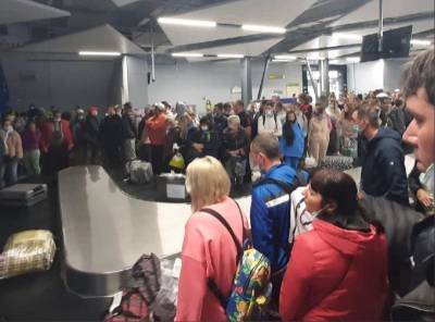 Толпу пассажиров в зоне багажа в Толмачёво объяснили поломкой транспортёра