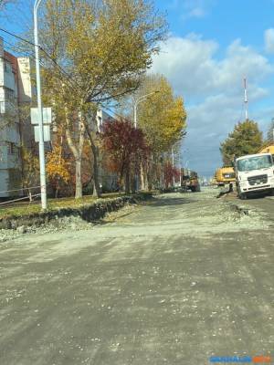 Снятый асфальт на Комсомольской к югу от Емельянова тревожит южносахалинцев