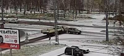Водитель грузовика «ослеп» и протаранил «Ниву» с прицепом в Петрозаводске (ВИДЕО)
