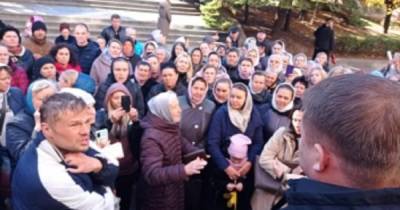 В Ровно православных антивакцинаторов провели с экскурсией по палатам с больными COVID-19