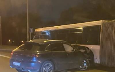На Шафировском Porsche столкнулся с автобусом