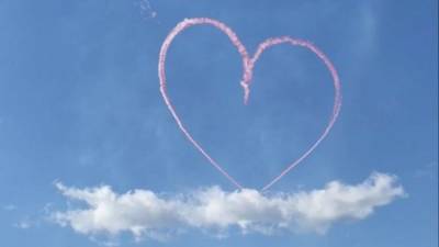Летчики нарисовали в небе сердце в День всемирной борьбы с инсультом