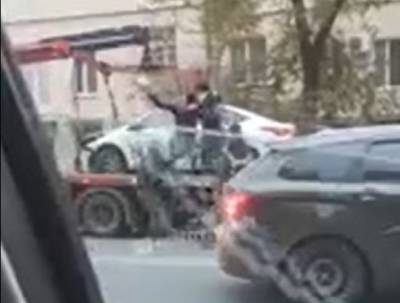 В Ростове на видео сняли жесткое задержание сотрудниками ДПС водителя такси