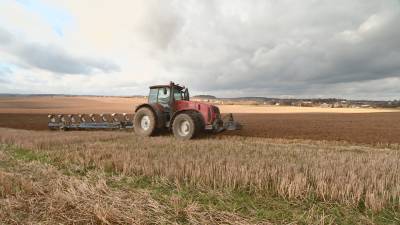 Аграрии ведут сезонную обработку почвы
