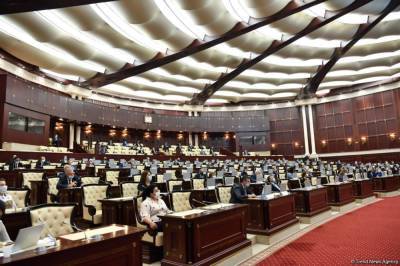 Парламент Азербайджана на пленарном заседании обсуждает 12 вопросов