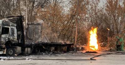 Взрыв на АЗС под Харьковом: пожар не могут потушить уже более суток