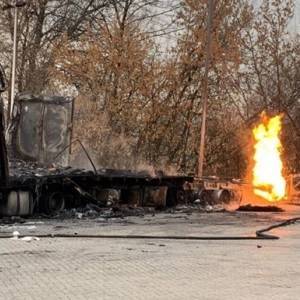 На АЗС под Харьковом второй день тушат пожар